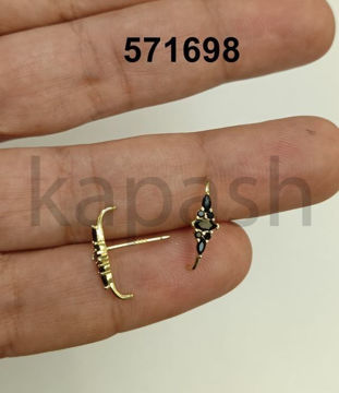 תמונה של פוסט עגיל יושב על האוזן תפסנים משני הצדדים, מורכב מזרקונים שחורים (יח')