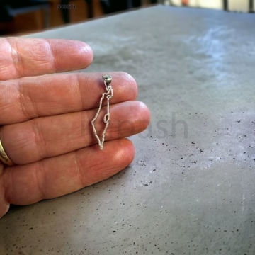 תמונה של תליון כסף מפת ישראל עדינה מסגרת גימור מט (יח')