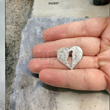 תמונה של תליון כסף לב שבתוכו חיתוך מפת ישראל ~25 מ"מ (יח')